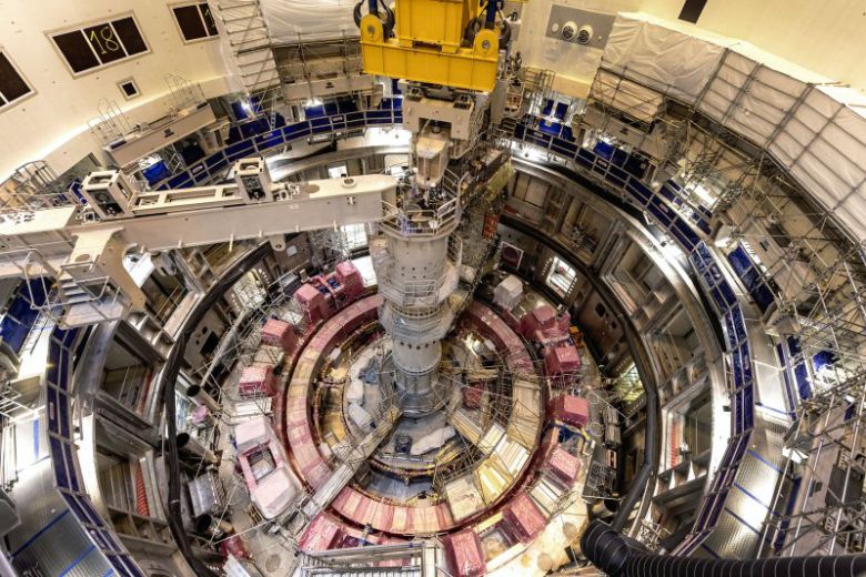 국제핵융합실험로(ITER) 조립 현장. 섹터 모듈이 토카막 피트(Tokamak Pit) 안으로 내려지는 모습. 뉴스1