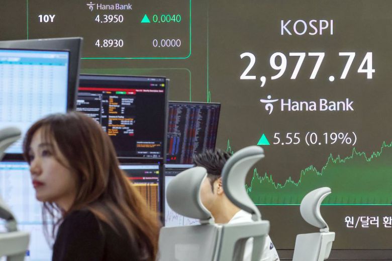 19일 오후 서울 중구 하나은행 딜링룸 전광판에 코스피 지수가 전일 대비 5.55포인트(0.19%) 상승한 2,977.74를 나타내고 있다. 뉴스1 제공