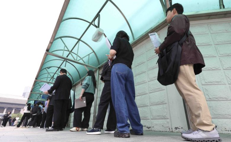 지난 5월28일 서울 종로구 주한 미국대사관 앞에 시민들이 미국 비자심사를 받기 위해 줄 서 있는 모습.뉴시스