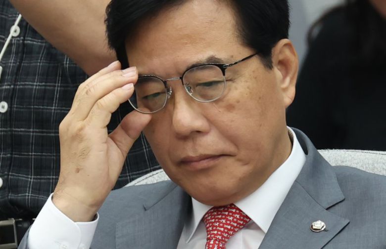 송언석 국민의힘 원내대표가 19일 서울 여의도 국회에서 열린 정보위원회의 이종석 국가정보원장 후보자 인사청문회에서 안경을 고쳐 쓰고 있다. 사진=뉴시스