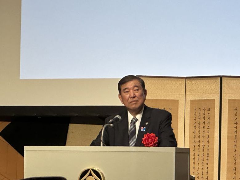 이시바 시게루 일본 총리가 19일 주일한국대사관이 도쿄 뉴오타니호텔에서 주최한 '한일 국교정상화 60주년 기념 리셉션'에서 축사를 하고 있다. 사진=김경민 특파원