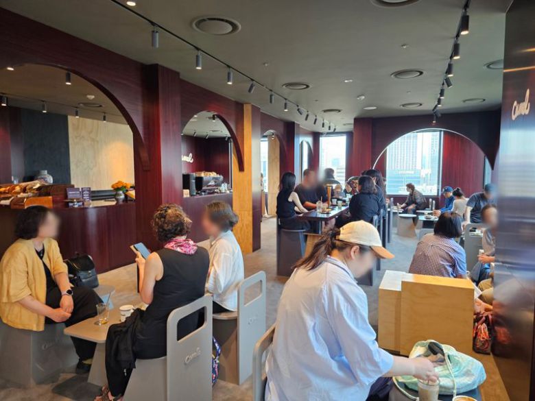 신세계백화점 본점 13층 식당가에 새로 오픈한 '카펠 커피' 내부 전경. 신세계백화점 제공