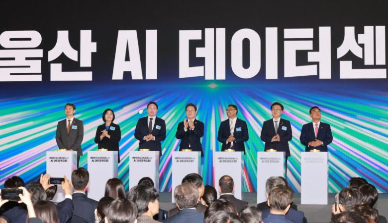 이재명 대통령이 20일 울산전시컨벤션센터에서 열린 울산 AI데이터센터 출범식에서 참석자들과 함께 축하 행사를 하고 있다. 왼쪽부터 안덕근 산업통상자원부 장관, 최민희 국회 과학기술정보방송통신위원장, 최태원 SK그룹 회장, 이 대통령, 프라사드 칼야나라만 AWS 인프라 총괄 대표, 유상임 과학기술정보통신부 장관, 김두겸 울산광역시장. 사진=뉴시스