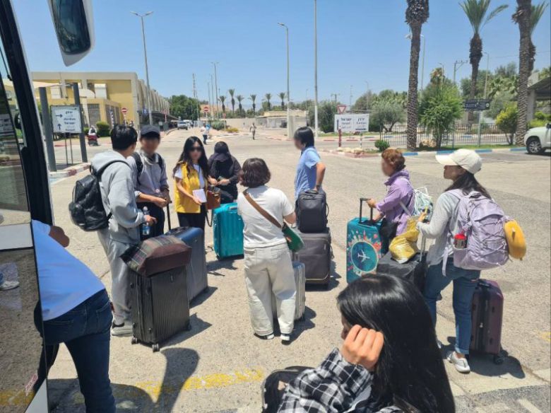 19일(현지시간) 이스라엘 집결지에서 요르단행 버스를 타기 위해 이동 중인 우리 국민들. 외교부 제공