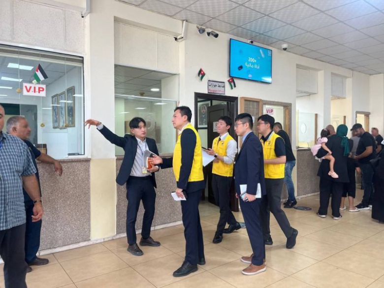 19일(현지시간) 요르단 국경검문소에서 영사조력하는 외교부 신속대응팀. 외교부 제공