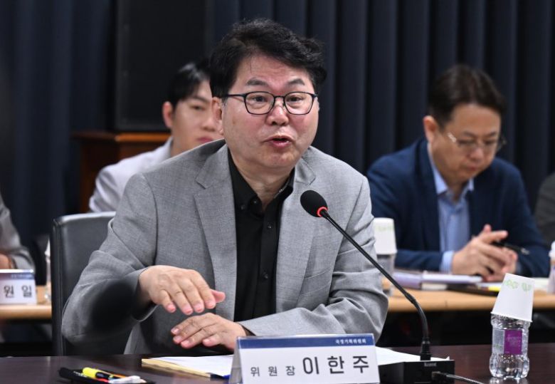 발언하는 이한주 국정기획위원장 (서울=연합뉴스) 최재구 기자 = 이한주 국정기획위원장이 20일 오전 서울 종로구 정부서울청사 창성동 별관에서 열린 검찰청 업무보고에서 모두 발언하고 있다. 2025.6.20 [공동취재] jjaeck9@yna.co.kr (끝)