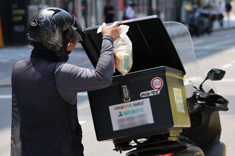 19일 서울 시내 식당가에서 배달라이더들이 음식을 배달하고 있다. 뉴시스