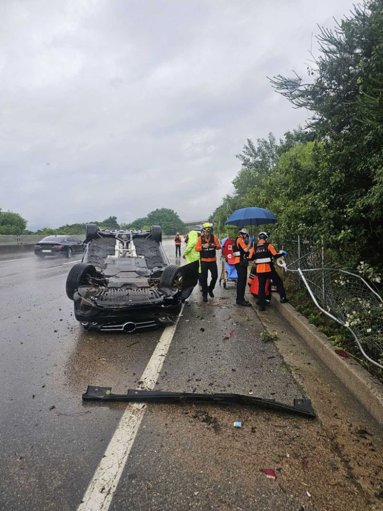 20일 춘천 신북읍에서 차량이 전도되는 사고가 일어났다. 강원도 소방본부 제공
