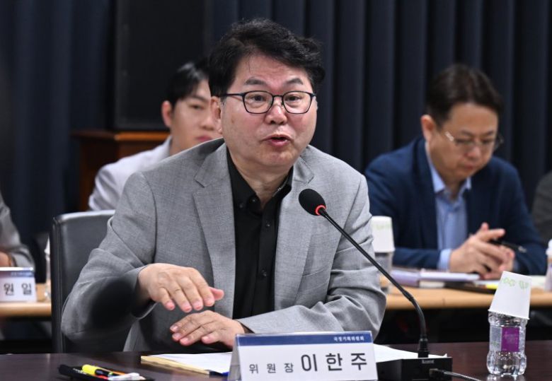 이한주 국정기획위원장이 20일 오전 서울 종로구 정부서울청사 창성동 별관에서 열린 검찰청 업무보고에서 모두발언을 하고 있다. 뉴스1