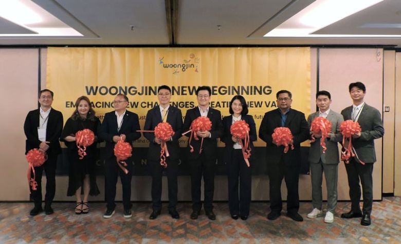 지난 17일 말레이시아 아마리 쿠알라룸푸르 호텔에서 열린 웅진 말레이시아 법인 개소식에서 이수영 웅진 대표이사(왼쪽 다섯번째)가 기념 촬영을 하고 있다. 웅진그룹 제공