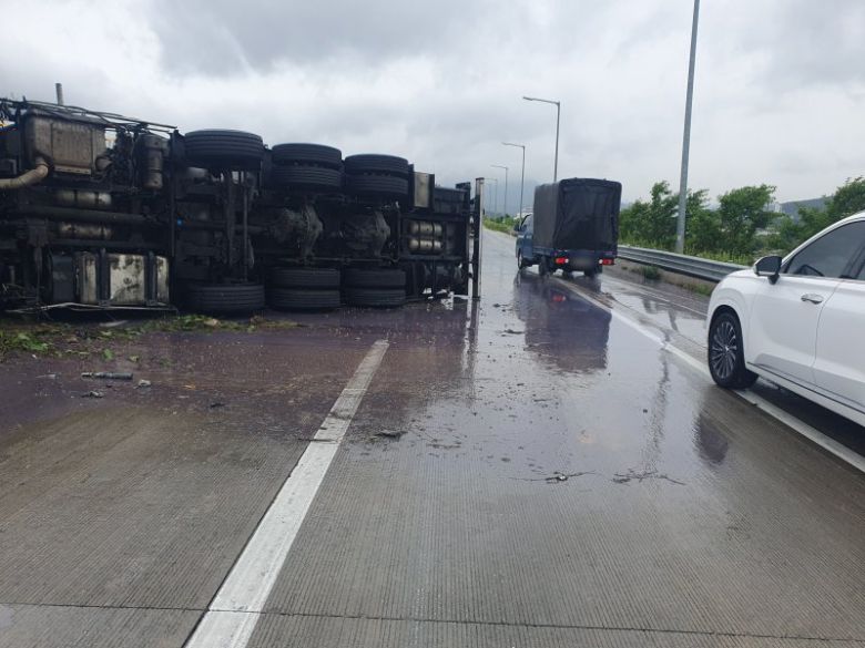 지난 16일 오전 11시24분께 경남 김해시 진영읍 부산외곽선 순천방면 진영분기점 램프에서 A씨(60대)가 운전하던 25t 탱크로리가 빗길에 미끄러져 넘어지는 사고가 발생했다. (사진=독자 제공) 2025.06.16. /사진=뉴시스