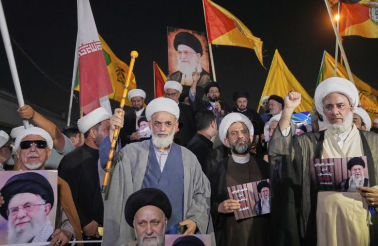 이라크 시아파 성직자들이 지난 19일 이라크 바그다드에 있는 미국 대사관 앞에서 이란 최고 지도자 아야톨라 알리 하메네이의 초상화를 들고 이스라엘의 이란 전역 여러 도시 공격에 항의하는 시위를 벌이고 있다. AP 연합뉴스