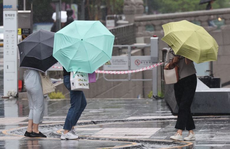 서울 강한 비바람 (서울=연합뉴스) 서명곤 기자 = 서울에 호우주의보가 내려진 20일 서울 청계광장에서 시민들이 강한 비바람에 발걸음을 재촉하고 있다. 2025.6.20 seephoto@yna.co.kr (끝)