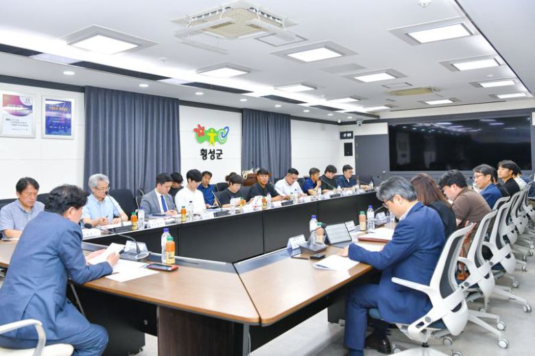 횡성 이모빌리티 페스타 추진협의체 회의가 20일 군청 소회의실에서 김명기 횡성군수 등이 참석한 가운데 열렸다. 횡성군 제공