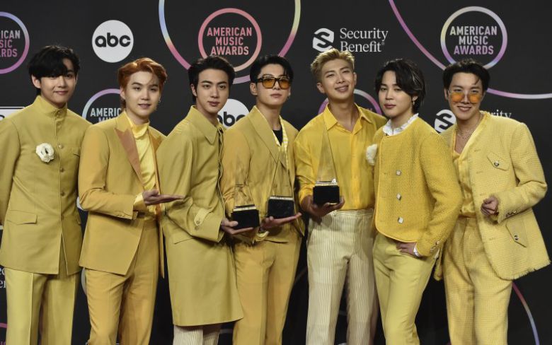 2021년 아메리칸뮤직어워즈에서 수상한 BTS 모습. 뉴시스/AP
