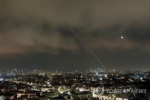 이란이 발사한 미사일이 이스라엘 영토로 들어오고 있다. 연합뉴스