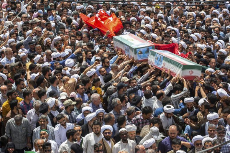 이란 수도 테헤란 남쪽에 자리 잡은 곰주의 주도인 쿰에서 20일(현지시간) 주민들이 이스라엘의 공습으로 숨진 이란혁명수비대원 2명의 장례식을 치르고 있다. 이란은 이날 스위스 제네바에서 유럽 대표들과 만나 핵 협상을 하는 자리에서 이스라엘이 공습을 멈춰야 미국과 직접 대화할 것이라고 통보했다. AP 뉴시스