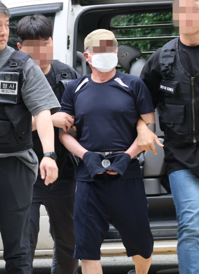 접근금지 종료 일주일만에 아내 살해한 60대 구속심사 (인천=연합뉴스) 홍현기 기자 = 법원의 접근금지 명령이 종료된 지 일주일 만에 아내를 찾아가 흉기로 살해한 60대 남성이 21일 오후 구속심사를 받기 위해 법원에 출석하고 있다. 2025.6.21 hong@yna.co.kr (끝)