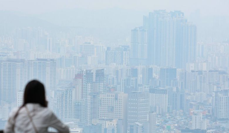 3단계 스트레스 DSR 시행과 집값 상승 영향으로 가계대출이 급증하고 있다. 금융당국은 규제 카드를 만지작 거리고 있다. 사진은 지난 16일 서울 남산에서 바라본 서울 아파트 단지의 모습. 뉴스1