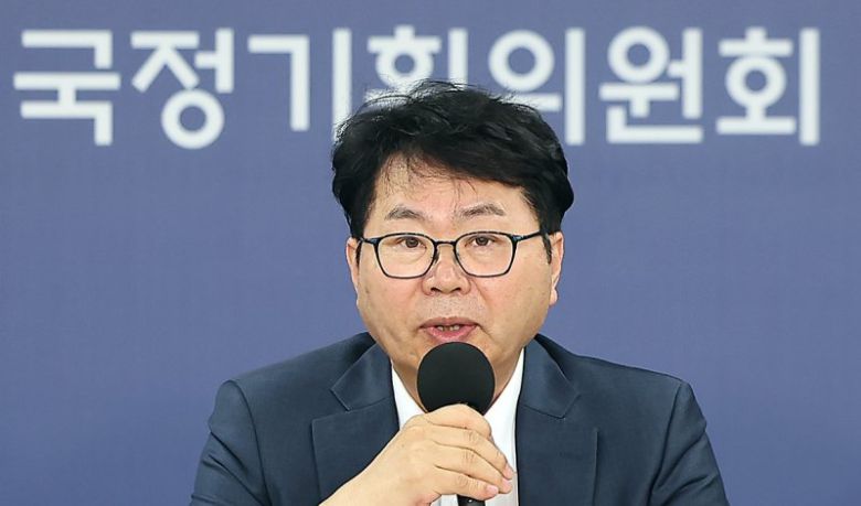 이한주 국정기획위원장이 22일 오후 서울 종로구 정부서울청사 창성동 별관에서 열린 기자간담회에서 발언하고 있다. 뉴스 1