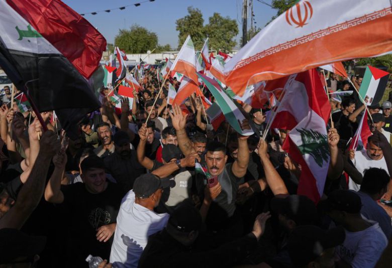 이란 외교장관이 21일(현지시간) 이란이 핵 프로그램을 제한하는 대신 서방은 이란 제재를 푸는 2015년식 핵합의로 복귀할 수 있다고 밝혔다. 이날 이라크 수도 바그다드의 시아파 거주 지역인 카지미야에서 이란을 지지하는 시위가 벌어지고 있다. AP 연합