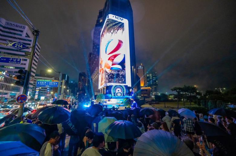 지난 20일 오후 8시 해운대해수욕장과 구남로가 이어지는 곳에 위치한 '그랜드 조선' 벽면 미디어 점등식에 몰려든 인파들이 DJ 공연 등을 관람하며 즐거운 시간을 보냈다. 조선호텔앤리조트 제공                                     지난 20일 오후 8시 해운대해수욕장과 구남로가 이어지는 곳에 위치한 '그랜드 조선' 벽면 미디어 점등식에 몰려든 인파들이 DJ 공연 등을 관람하며 즐거운 시간을 보냈다. 조선호텔앤리조트 제공