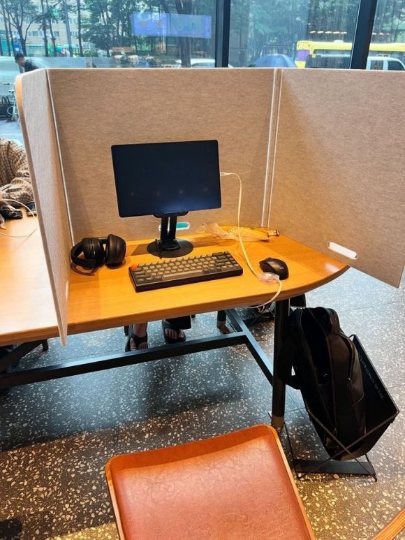 스타벅스 매장에 가림막 등이 설치돼 있다. 출처=스레드