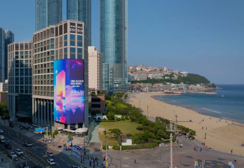 비수도권 최초 옥외광고물 자유표시구역으로 선정된 부산 해운대구 해운대해수욕장 앞 그랜드 조선 부산 호텔 외벽에 설치된 초대형 미디어 전광판 '그랜드 조선 미디어'. 조선호텔앤리조트 제공