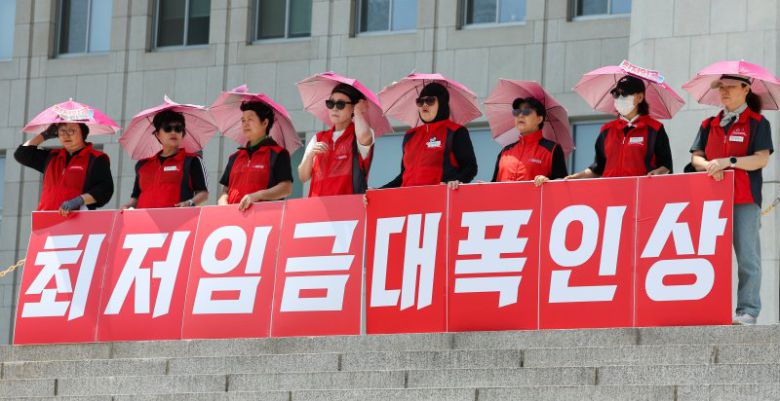 지난 18일 서울 여의도 국회 본청 계단에서 민주노총 서비스연맹 전국돌봄서비스노동조합원들이 최저임금 차별적용 폐지와 대폭 인상을 촉구하며 돌봄노동자 하루멈춤 투쟁 기자회견을 하고 있다. 뉴스1
