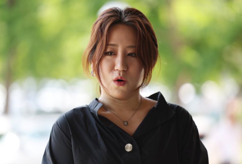 '고발 사주' 의혹 제보자인 조성은 씨가 고발인 조사를 위해 23일 경기도 과천 고위공직자범죄수사처(공수처)로 들어서며 취재진 질문에 답하고 있다. 사진=연합뉴스