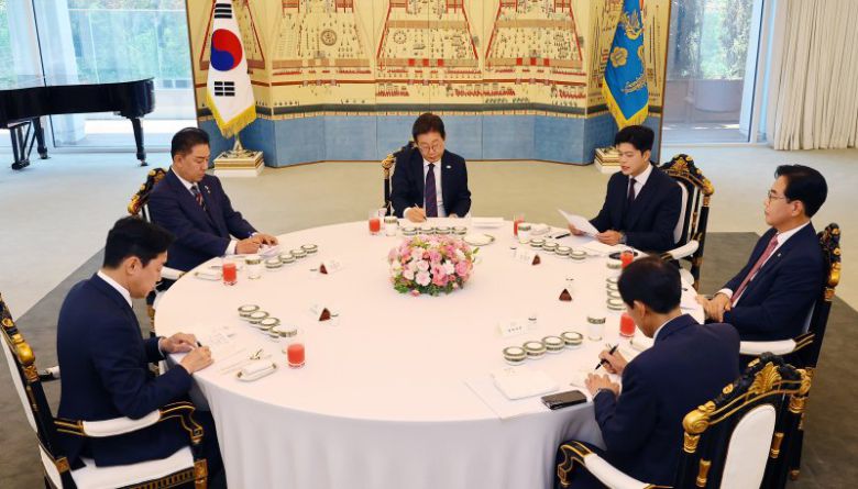 이재명 대통령이 지난 22일 한남동 관저에서 열린 여야 지도부와 오찬에서 김용태 국민의힘 비상대책위원장의 발언을 들으며 메모하고 있다. 왼쪽부터 강훈식 비서실장, 김병기 더불어민주당 당대표 직무대행 겸 원내대표, 이 대통령, 국민의힘 김 비대위원장, 송언석 원내대표, 우상호 정무수석. 대통령실통신사진기자단. /사진=뉴시스