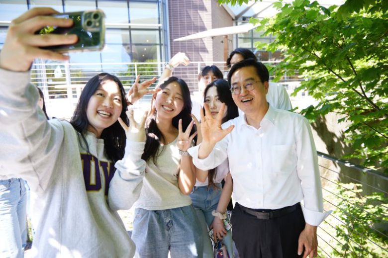 김동연 경기도지사가 미국 워싱턴주 현지시각 5월10일 시애틀에 있는 한 카페테리아에서 열린 워싱턴대 한인 학생회와의 간담회를 마치고 기념촬영을 하고 있다. 경기도 제공