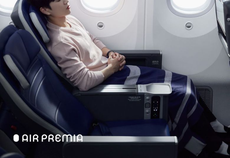 에어프레미아 모델이 이코노미 클래스에서 이름을 바꾼 '와이드 프리미엄'을 체험하고 있다. 에어프레미아 제공