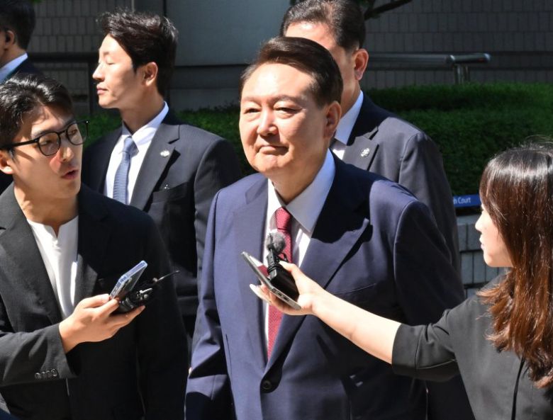 윤석열 전 대통령이 23일 서울 서초구 서울중앙지방법원에서 열린 내란 우두머리 혐의·직권남용 권리행사 방해 혐의 사건 8차 공판에 출석하고 있다. /사진=뉴시스