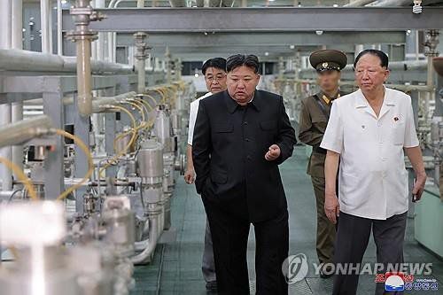 김정은 북한 국무위원장이 핵무기연구소와 무기급 핵물질 생산시설을 현지지도하고 있다. 조선중앙통신/연합뉴스