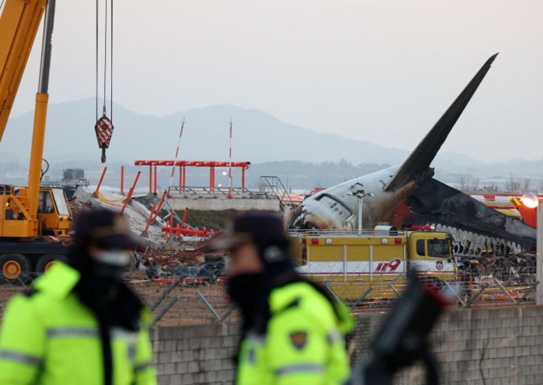 지난해 12월 29일 전남 무안국제공항에서 발생한 제주항공 여객기 충돌 사고 현장에 사고 여객기와 충돌로 부서진 로컬라이저가 보이고 있다. 뉴시스