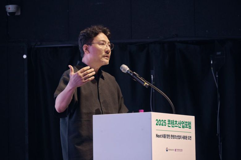 애니메이션 영화 '킹 오브 킹스'를 연출·제작한 장성호 모팩스튜디오 대표가 지난 18일 '2025 콘텐츠산업포럼'에서 기조발제를 하고 있다. 한국콘텐츠진흥원 제공.