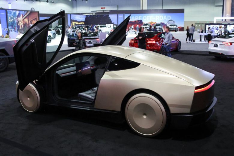 지난해 11월 21일 미국 캘리포니아주 로스앤젤레스에서 촬영된 테슬라의 로보택시 전용 차량 '사이버캡'.로이터연합뉴스