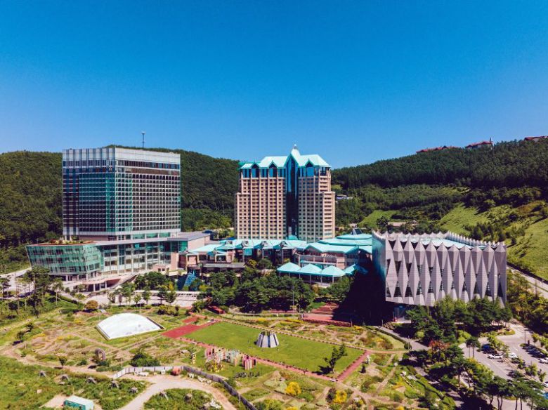 강원랜드 전경                                    폐전기전자기기 기부 캠페인에 참여한 강원랜드 임직원들. 강원랜드 제공