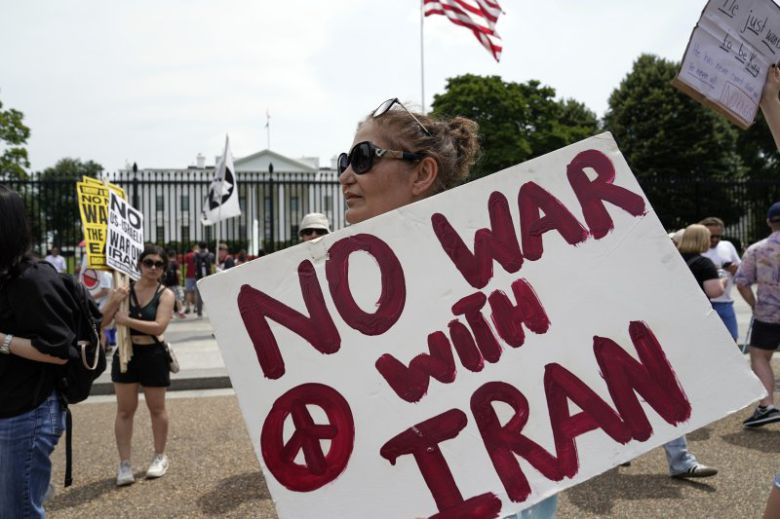 22일(현지시간) 미국 워싱턴 D.C. 백악관 앞에서 시위자들이 미국의 이란 공습을 비난하는 시위를 하고 있다. AP뉴시스