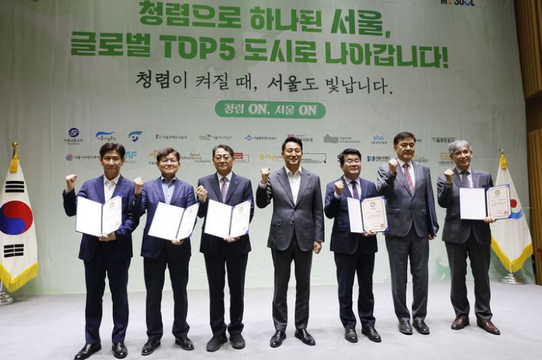 지난 23일 서울시청에서 서울시 부패 방지 시책 평가 최우수 기관으로 오세훈 시장(왼쪽에서 네번째) 표창을 수상한 황상하 SH공사 사장(왼쪽에서 세번째)이 기념촬영을 하고 있다. SH공사 제공