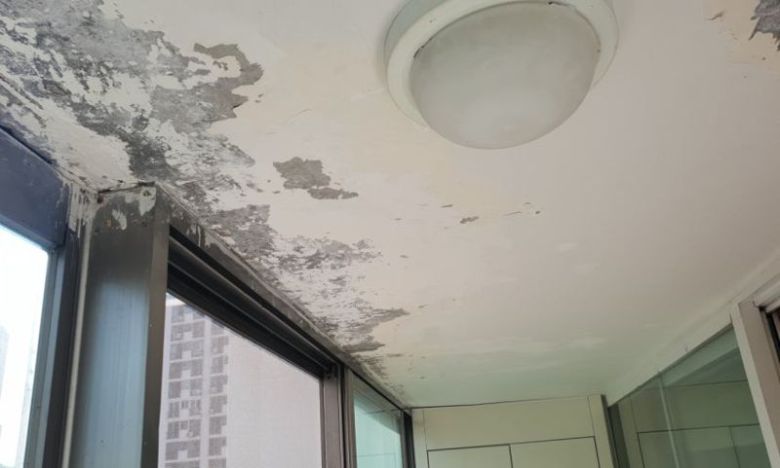 한 신축 아파트의 발코니 누수로 생긴 얼룩. 법무법인 하늘누리 제공