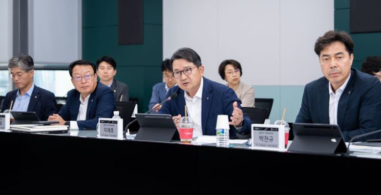 NH농협금융지주는 지난 23일, 서울 중구 본사에서 이재호 전략기획부문 부사장(오른쪽에서 두 번째) 주재로 '25년 제1차 신사업추진협의회'를 개최했다.