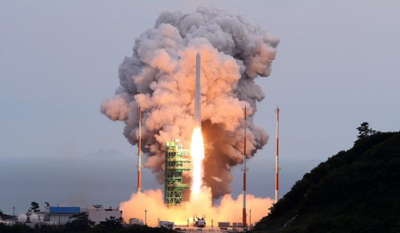 국내 독자 기술로 개발된 한국형 발사체 누리호(KSLV-Ⅱ)가 지난 2023년 5월 25일 전남 고흥군 나로우주센터에서 발사되고 있다. 우주항공청 제공                                       비행시제기인 OPPAV가 시험비행하고 있다. OPPAV는 날개 좌우에 달린 8개의 전기모터로 구동되는 수직이착륙 항공기다.                                       성층권 드론인 EAV-4가 하늘을 날고 있다. EAV-4는 20kg 이상의 장비를 싣고 30일 이상 성층권 연속비행이 가능한 세계 최고 성능의 성층권 태양광 무인기다. 올해 성층권에서 30일 이상 시험 비행에 성공했다. 우주항공청·한국항공우주연구원 제공