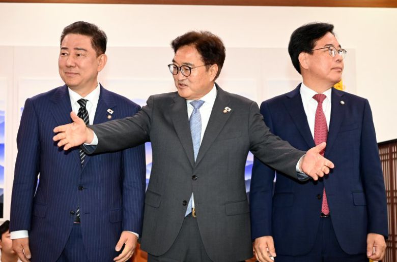 우원식 국회의장(가운데)과 더불어민주당 김병기(왼쪽)·국민의힘 송언석 원내대표가 24일 국회에서 추가경정예산안 처리를 위한 본회의 일정과 상임위원장 재배분 문제 등을 논의하기 위해 회동하고 있다. 여야는 이날 본회의를 오는 26일 열기로 합의했다. 연합뉴스