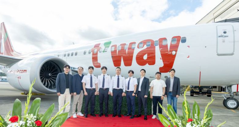 티웨이항공 관계자들이 지난 18일(현지시간) 미국 시애틀에 위치한 '보잉 딜리버리센터'에서 '보잉737-8 4호기' 도입 행사 뒤 기념촬영을 하고 있다. 티웨이항공 제공