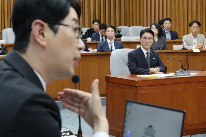 김민석 국무총리 후보자가 24일 서울 여의도 국회에서 열린 인사청문회에서 국민의힘 주진우 의원의 신상 발언을 듣고 있다. 연합뉴스