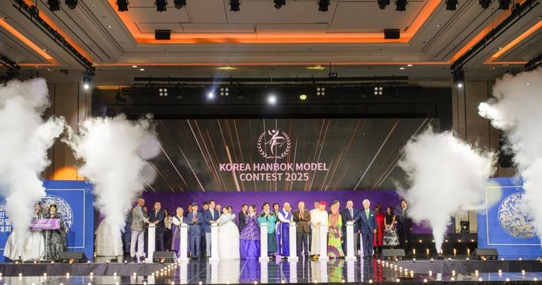 지난 21일 인천 영종도 인스파이어 복합리조트에서 열린 '2025 한복모델 선발대회'에서 정사무엘 조직위원장(오른쪽 일곱번째)을 비롯해 세계적인 유명 디자이너 이상봉씨(오른쪽 여섯번째), 세계 각국 주한대사 등 귀빈들이 개회식을 알리는 버튼을 누르고 있다. 한문화진흥협회 제공