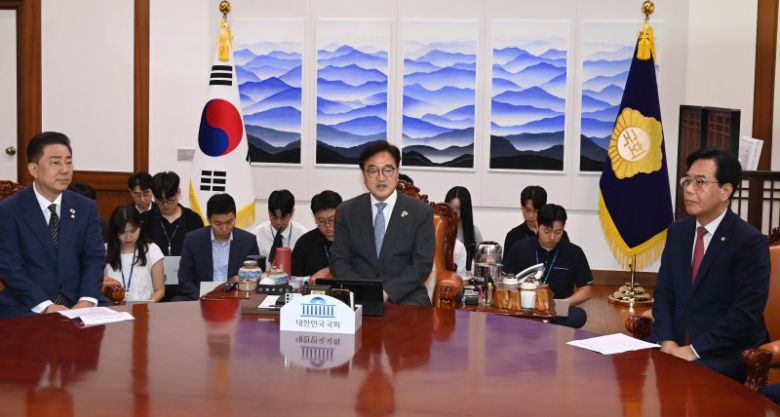 우원식 국회의장이 24일 서울 여의도 국회에서 김병기 당대표 직무대행 겸 원내대표와 송언석 국민의힘 원내대표와 대화하고 있다. 뉴스1