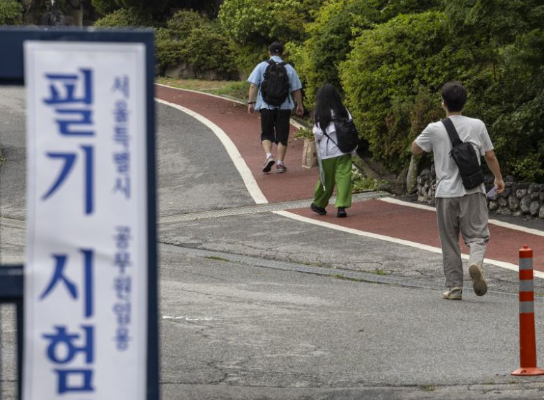 2025년도 지방공무원 9급 공채 필기시험이 열린 22일 오전 수험생들이 서울 종로구 경복고등학교에 마련된 고사장으로 향하고 있다. 2025.6.21 /연합뉴스